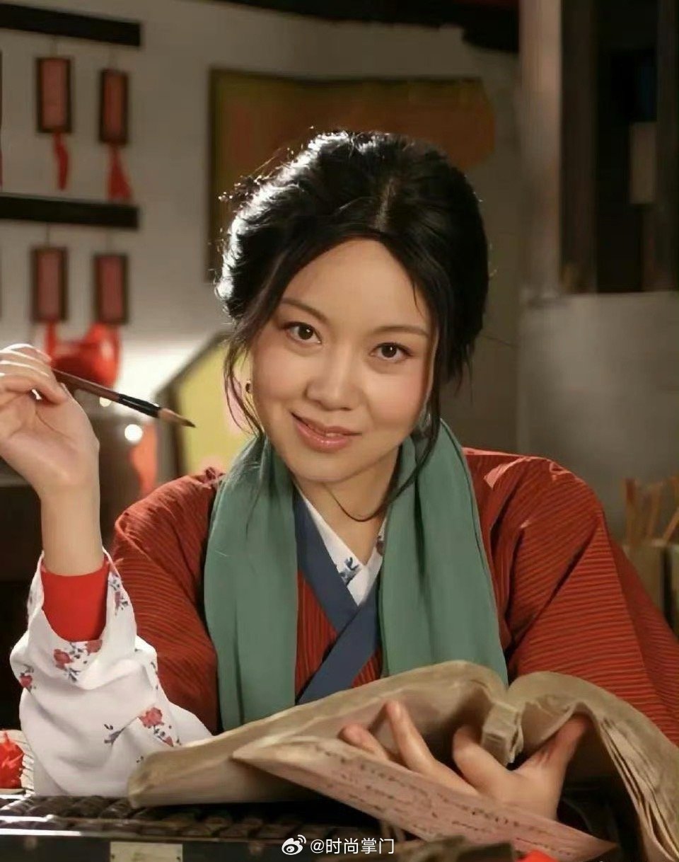 #闫妮我忘了我也50多了# 闫妮老师这份松弛感真的绝！坦然又自信，性感不刻意，完全看不出岁月带来的束缚。年龄不过是流逝的时间，从来不是枷锁。静待闫妮老师带来新的精彩作品！ ​