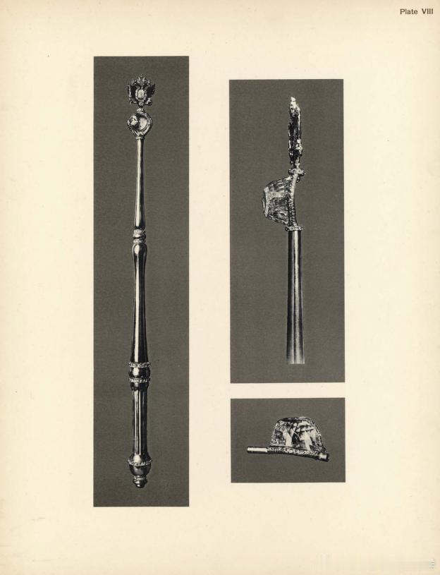 推书：《Russia's Treasure of Diamonds and Precious Stones 俄国钻石与宝石珍藏》编纂于1925-1926年之间，一部具有历史意义的四部分清单和出版物，记录了罗曼诺夫王朝的皇室珠宝和皇家服饰。包含406件独立物品（271 件不同部件），涵盖了皇冠、礼服、项链、宫廷饰品和未镶嵌的宝石。开源免费的好书，可搭梯子看。