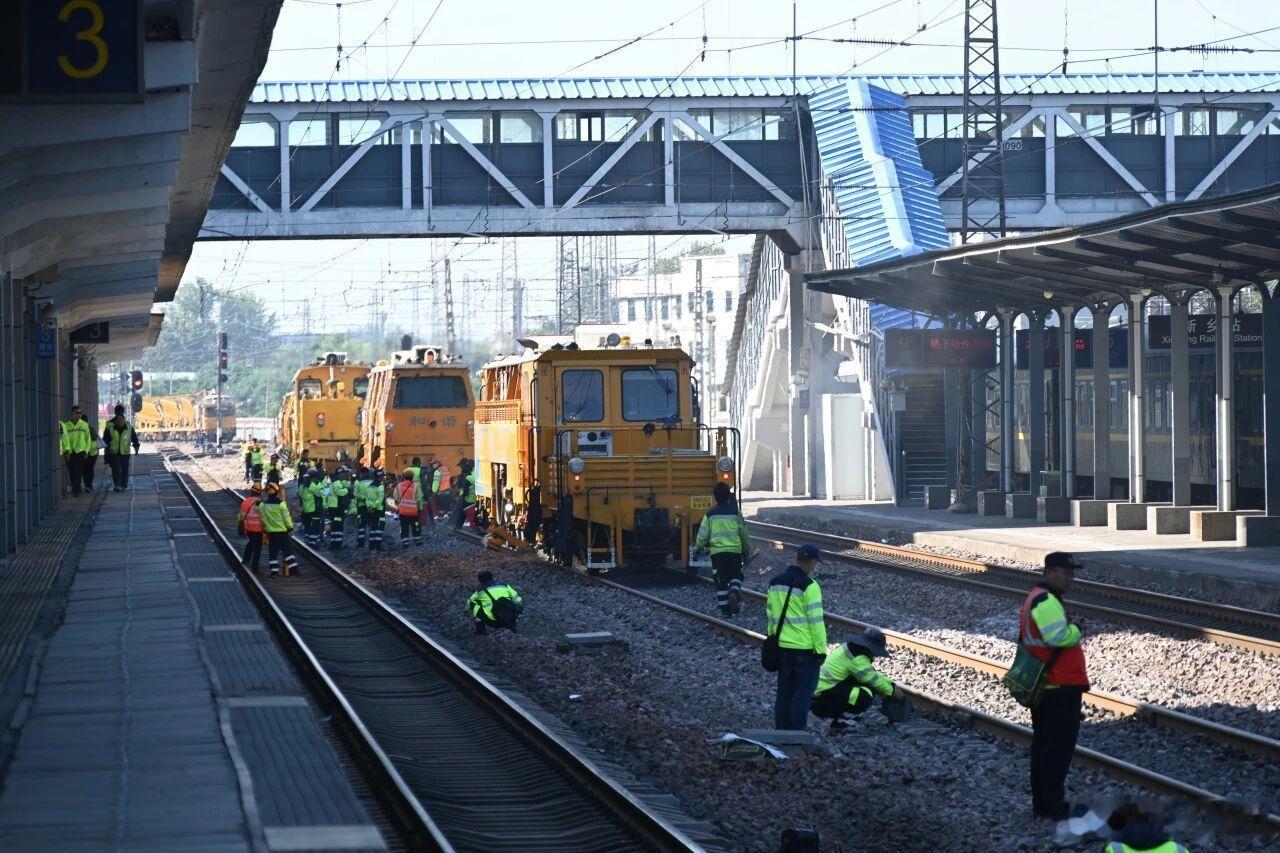 【新乡站京广铁路下行正线，开始施工！】近日，京广铁路新乡站的清晨格外热闹，大型养路机械轰鸣道床机械化清筛施工正在开展，不少候车、途经此地的旅客透过车窗目睹作业现场，纷纷感叹：还是第一次见到这样的大场面！新乡站坐落于豫北交通要地，是我国南北大动脉京广铁路与“晋煤外运通道”新焦、新兖铁路交会的枢纽车站，股道多，车流密，客货交叉作业较多。每天，南来北往的旅客列车、大宗物资货运列车在此穿行，站内线路设备的健康状态，将直接影响京广干线通行效率，更关系广大旅客出行安全与乘坐舒适度。临近中秋、国庆“双节”，国铁集团郑州局郑州工务机械段集中力量，利用近期两个连续“天窗”，对京广铁路下行线新乡站597公里+100米至599公里+660米处道床进行清筛专项施工，进一步提升行车设备质量，为节假日运输安全夯实基础。（郑州铁路）
