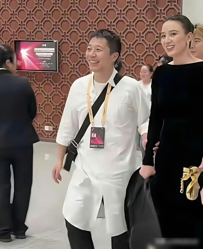 宋佳老公是有点旺妻体质的[狗头]

自从嫁给了王伟，宋佳事业就一路开挂，各种奖项拿到手软！

可“旺妻”这两个字，夸着夸着，容易把主角夸错了。宋佳拿奖，站在镜头前完成角色的是她，演技也不能靠结个婚就自动升级。王伟值得肯定，但不能把她的成绩都算到丈夫头上。

伴侣欣赏她的锋芒，这一点确实难得。有些关系