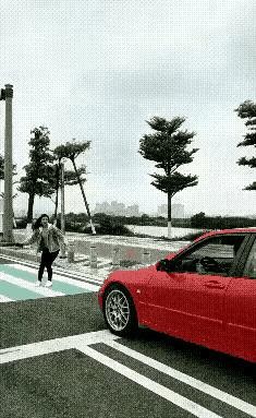 四川自贡一名女学生路过斑马线时，看到旁边停下一辆车、下来一名男子，吓得拔腿就跑，事后竟被传成“人贩子捂鼻强拖”。警方调查后还原了真相：男子只是正常下车，压根没在意女孩，女孩自己误判了情况先跑开，结果被人编成谣言发到网上，编造者周某已被行政处罚。这件事最值得琢磨的地方在于，一个女孩出于本能的警觉跑开，