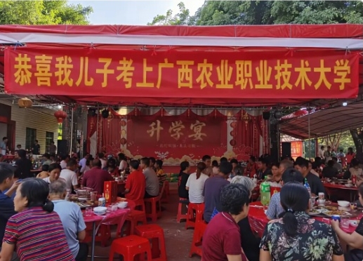 真的大开眼界，这场升学宴直接在网上吵翻了！
农村家里摆酒席，专门挂起大大的红横幅，庆祝孩子考上职业技术大学。有人说金榜题名值得好好庆祝，一家人开心最重要；也有人觉得场面弄得太高调，容易引来闲话。
网上两边观点吵得热火朝天，各有各的道理。
如果是你的孩子考上大学，你会办这样热闹的升学宴、挂这么显眼的横
