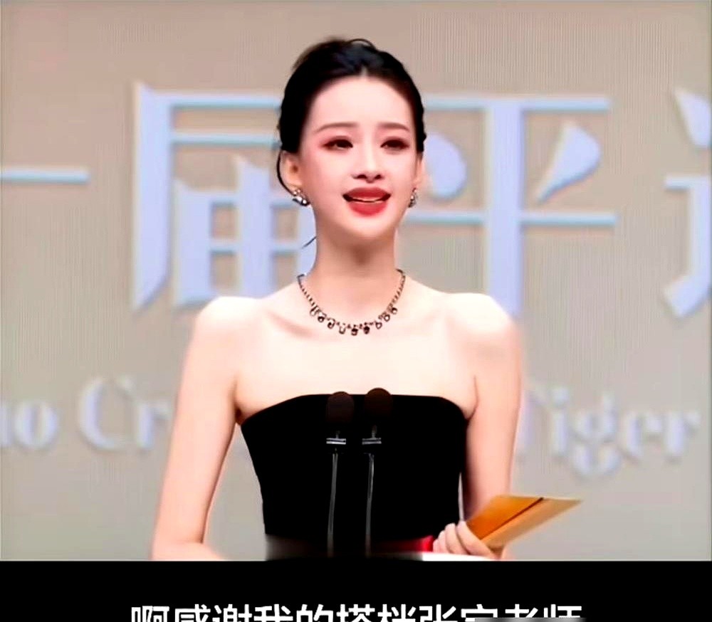 前妻在台上拿影后哭成泪人，前夫坐在台下评委席笑着鼓掌。

平遥影展孙怡举着最佳女演员奖杯哽咽，全网都在等导播切镜头抓拍董子健的尴尬。但他没躲，眼睛没挪开，没黑脸也没刻意避嫌，就坐在那微笑着拍手。

从2022年离婚到现在，这俩人一起带娃，一句没撕过。今年一月孙怡还发文挺他新片喊“我的朋友董子健导演”