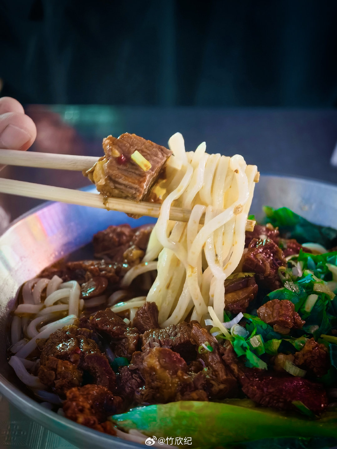 这么远但是这么红！
牛大爷真能实现牛肉自由[doge]
已经听好多人口口相传它的好吃
今天一吃果然不错！！

肉串都很新鲜
但是来迟了许多串都没了[苦涩]

牛肉面30+
肉量非常实在！！

只是黑不溜秋
拍的很难看[允悲]
但是一定会再去
下次我要坐在室内好好拍[抓狂]

#福州美食##严肃进入喝大水时代# ​