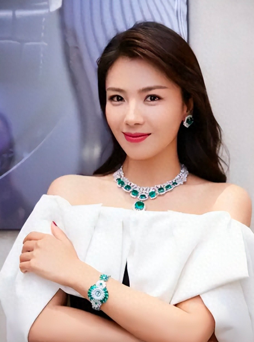 爱上已婚胡军、为富豪生双胞胎？刘涛近况曝光，资源下跌，8年睡不着。有人说她是“国民贤妻”，有人说她“为夫还债5亿”是内娱最强女人。可这些年，刘涛身上的标签越来越复杂。但她一句话都没解释过。

主要信源：（中国新闻网——胡军赞刘涛伟大：&34;贤妻&34;要在困难时互相帮衬(图)）

2026年8月，刘涛在哈尔滨