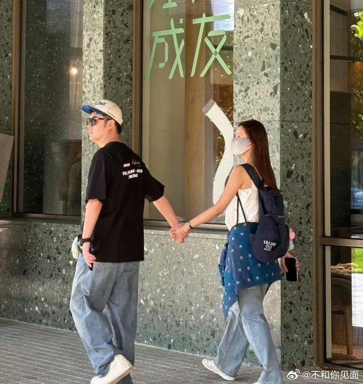 40岁陈赫牵张子萱旅游被偶遇，俩人像大学生出游，网友感慨：当初不看好，如今俩娃了还这么黏 ​