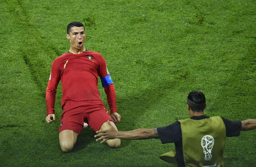 克里斯蒂亚诺·罗纳尔多，简称C罗，CR7。1985年2月5日出生于葡萄牙马德拉岛，足坛传奇射手，以极致自律和永不服输的竞技精神闻名。
从马德拉岛踢野球的穷小子，到老特拉福德的红魔7号，再到伯纳乌的欧冠之王。
标志性“Siu”庆祝动作，刻进几代人的青春。二十余年坚守赛场，严苛自律对抗岁月，永远渴望 ​