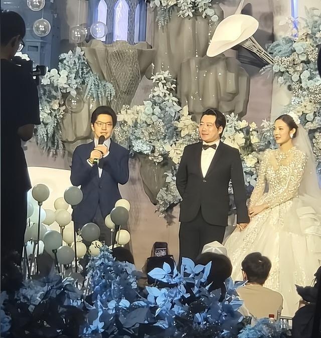 毛不易在好友婚礼上致辞，说了一句“从校服到婚纱，虽然不是我的妻子”。截图传开，评论区四个字：边界感呢。

我看了一眼原视频。那句话后面还有半句。他说的是“虽然不是我的妻子，但……”。但什么，没人传。

“但”字后面那半句，被吃掉了。吃掉的半句，才是他的分寸。

你细想。他讲的是二十多年的朋友。高中给
