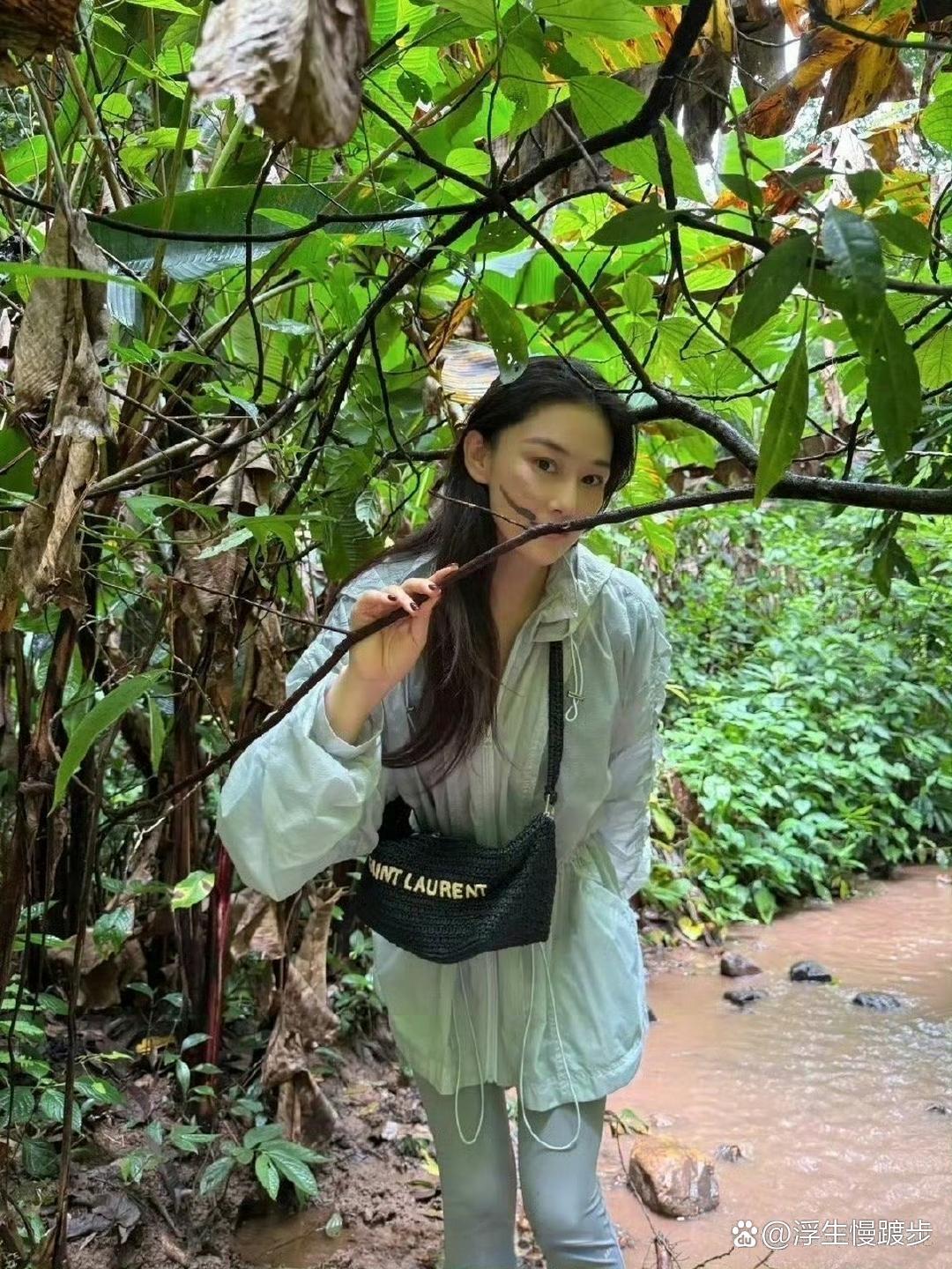 张馨予大方秀恩爱，与何捷拍情侣头像，何捷长得好壮实一身腱子肉，妈妈也一起出游了！ ​