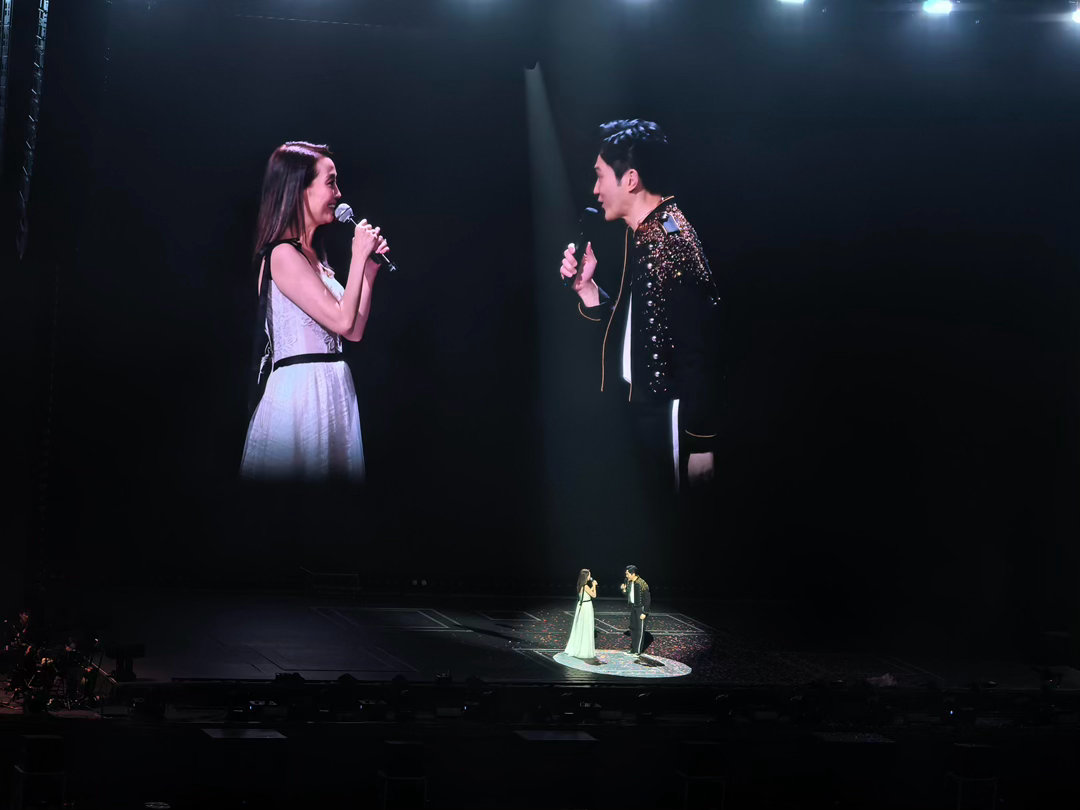 #张智霖与前女友许秋怡世纪合体#王书麒微笑看着台上的许秋怡，眼里满是欣赏与支持，最好的婚姻就是无条件支持爱人奔赴自己热爱的舞台。 ​
