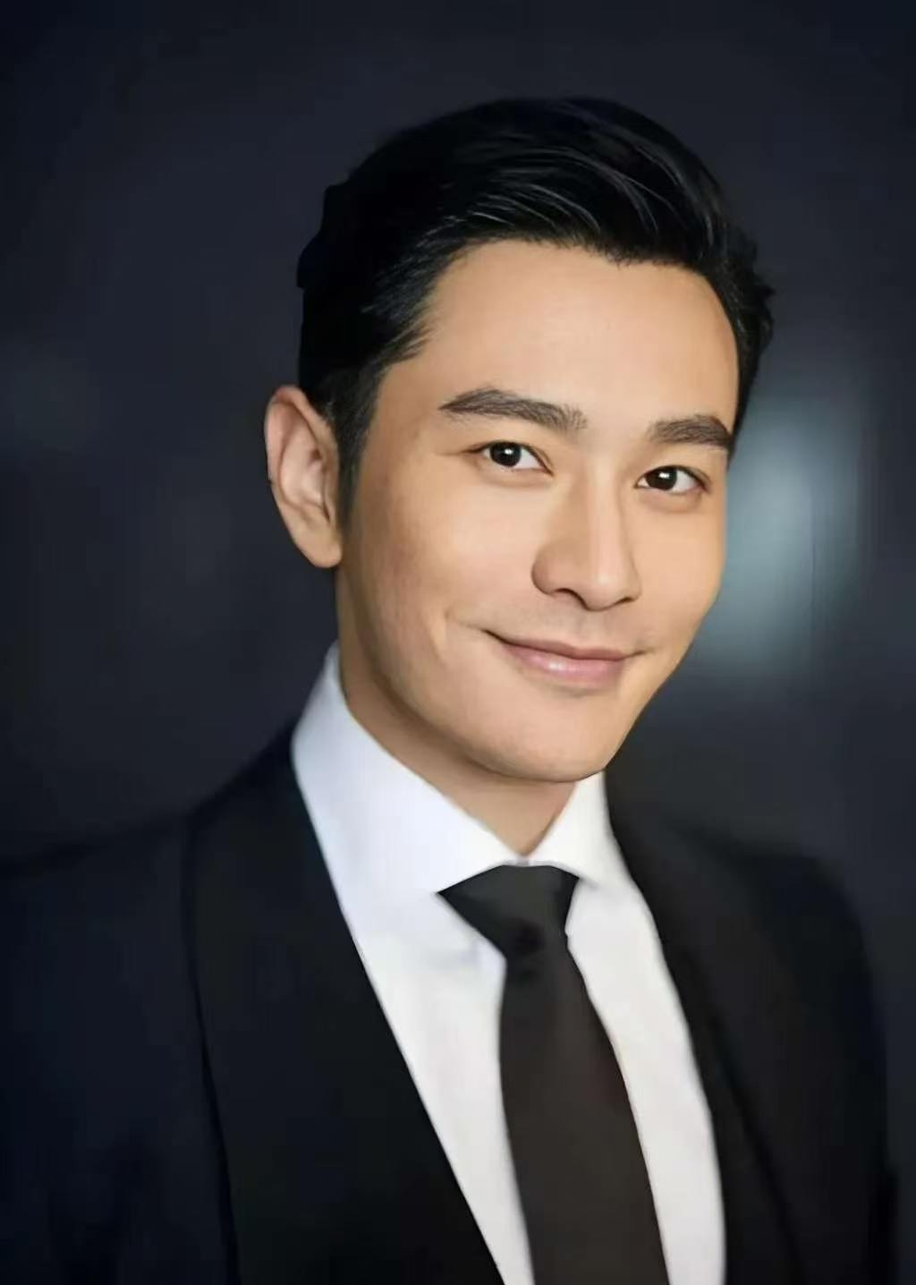 黄晓明引发热议
 9月10日晚上，黄晓明登上了热搜。起因是一段播客采访被翻了出来，不少网友听完直呼：原来明星也有被“寒了心”的时候。
 
48岁的黄晓明在播客里说了句挺戳人的话：“我帮了太多白眼狼。”一个在演艺圈摸爬滚打二十多年的人，说出这句话，背后是真攒了不少委屈。他说，很多人来求助时话都说得很动