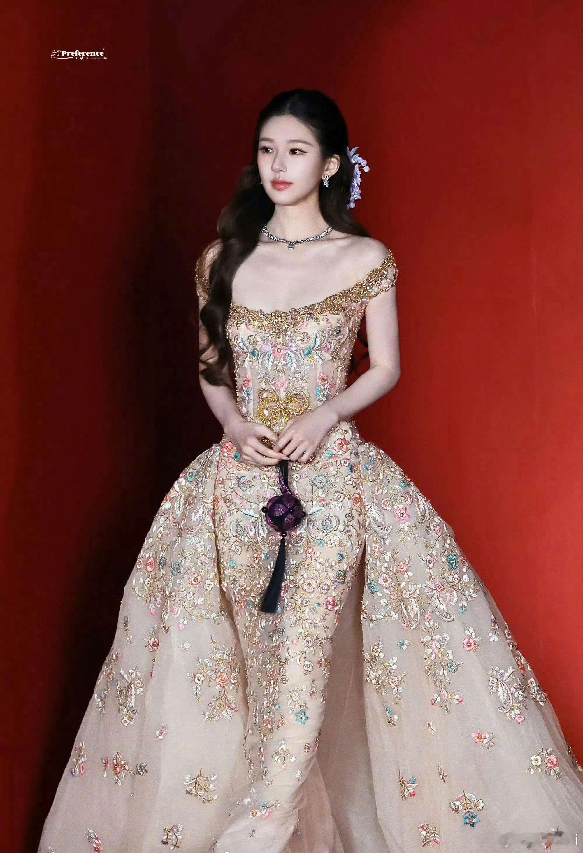 #红秀主编说法庭见#
🌸整理了一下时间线 所以到底谁说的真的谁说的假的

🌸10.21 凌晨：时尚博主FashionModels匿名爆料，有艺人借不到高定、自费几十万入手两套当季高定，购买不受竞品不能同穿的限制，未点名，网友开始对号入座

🌸10.21 下午（红毯前）：线索指向赵露思，ES、祖海属于竞品，圈 ​