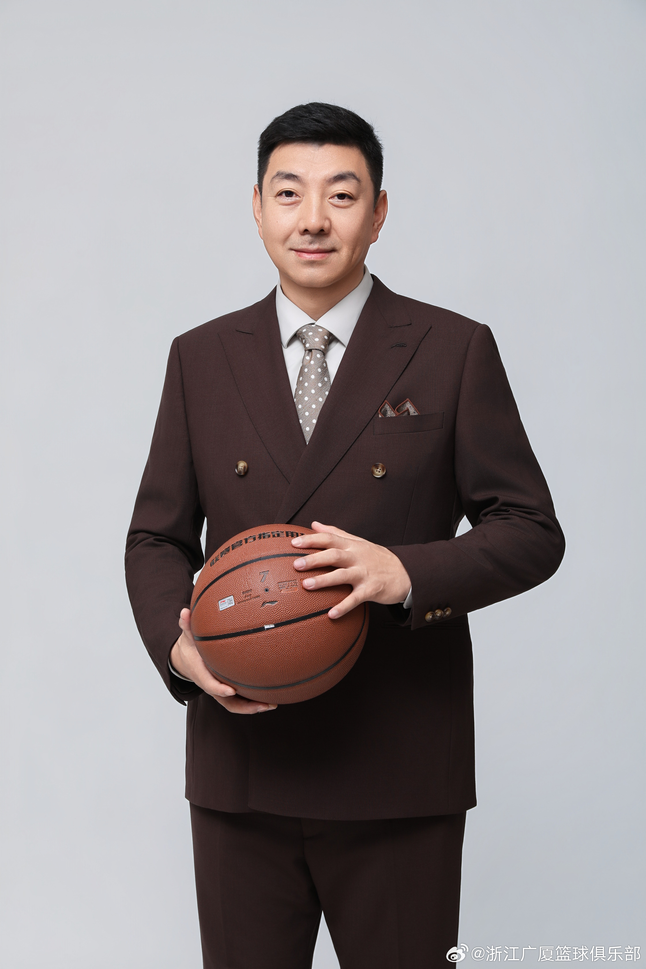 #浙商证券男篮##浙江浙证##cba炫时刻# 还是老规矩，给大伙儿来一波教练组的西装定妆照[doge] ​