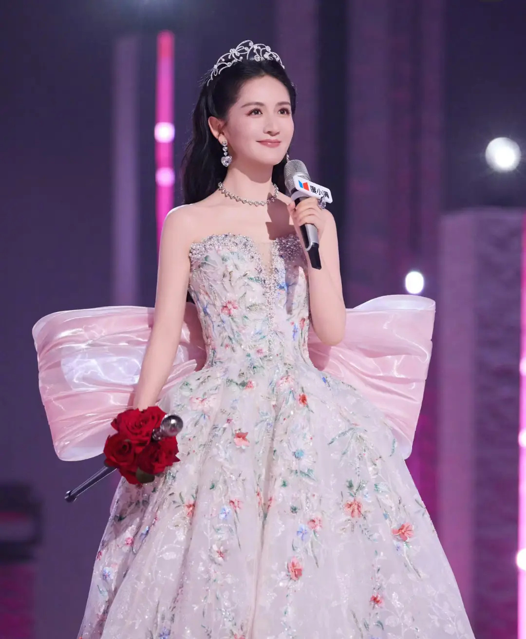 谢娜是从草根走出去十分不容易，而且还是从我们中江县走出去，更是中江人的...