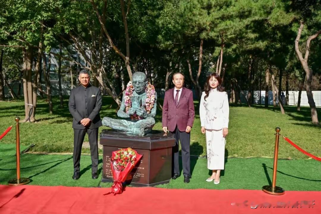 搞不懂了！
10月2日，纪念印度圣雄甘地诞辰157周年活动在京金台艺术馆举行。
几个意思？
印度纪念自家人，
在印度就可以了，
干嘛在我们中国这里办？
又是活动又是雕像的。
不过，
这点倒可以向印度学习，
毕竟，
这也是一种文化输出！
大家觉得呢？