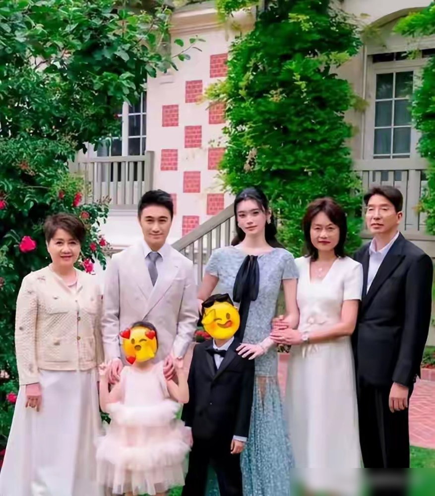 奚梦瑶在节目里一句话，把婆婆梁安琪的狠劲儿全抖出来了。
她说梁安琪九个年头连生五个，三男两女，个个剖腹产。生完不坐月子，扭头就进公司盯生意。
普通人剖一个躺半年，她剖完直接上谈判桌。骨盆没恢复、刀口没长好，照样踩着高跟鞋处理家族事务。
何猷君在旁边听着，一句没反驳。
奚梦瑶自己生完一个就抑郁