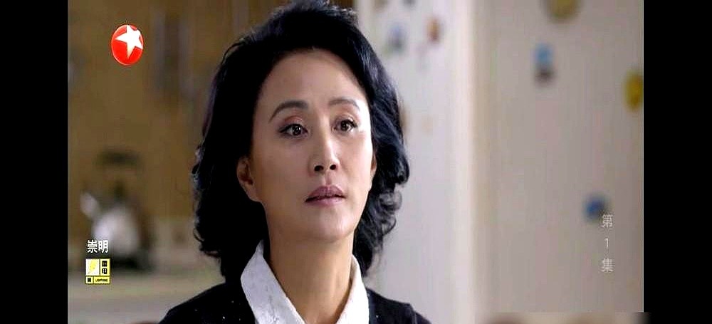 压了整整12年的老剧，一声不吭空降黄金档。全靠当年只有6场戏的配角硬扛收视率。

娄艺潇和杨玏当年的母带，估计都快盘包浆了。谁能想到，把这部落满灰尘的剧从地下室拽出来的，是当年连海报都挤不进去的谭松韵。

圈子里压了400多部戏，两百多亿真金白银砸水里连个响都没有。这剧能重见天日，硬是沾了配角熬成顶