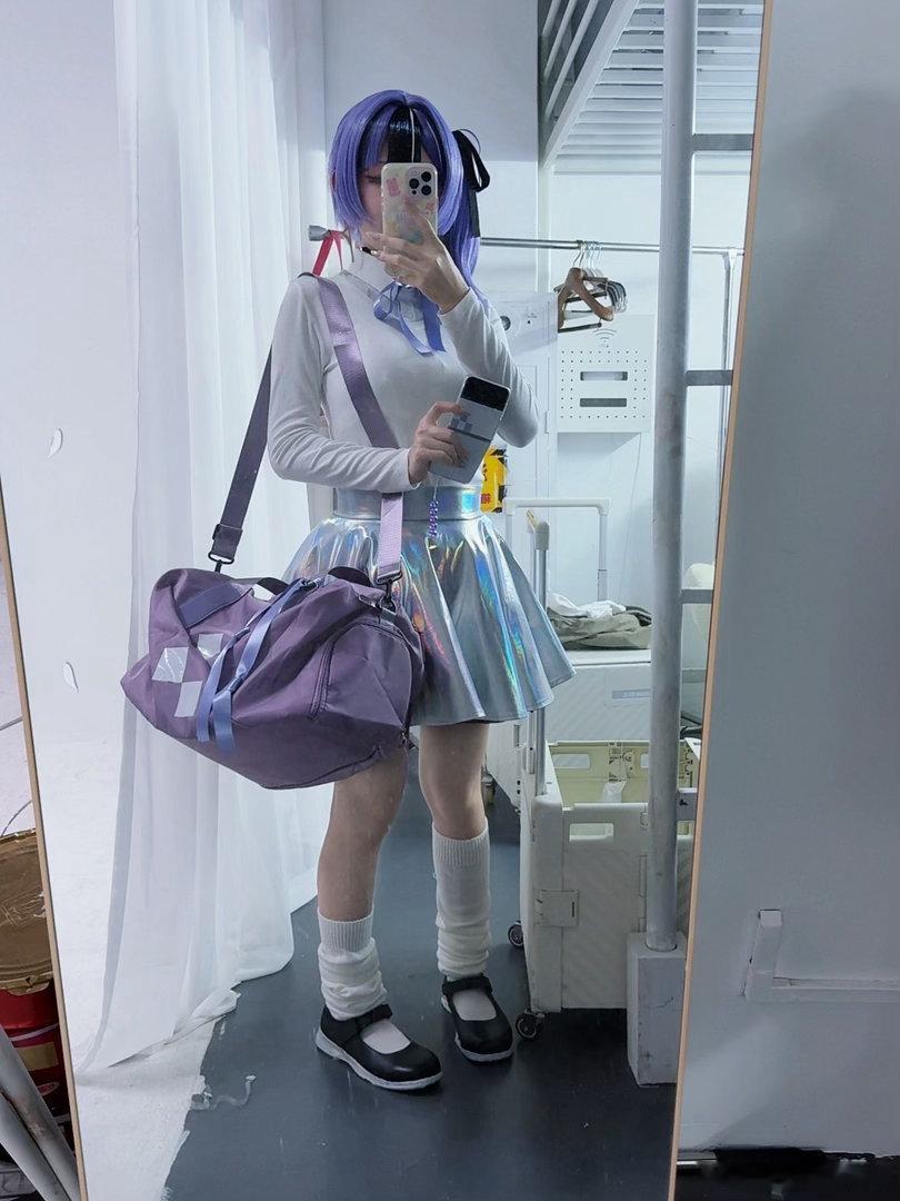 哎不会拿折叠屏 ​