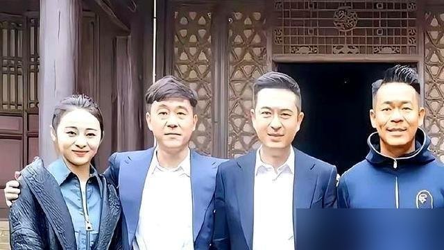张嘉译新剧又带孙浩、姬他、尤勇智，弹幕全在刷“关系户”。可你猜怎么着，收视还是第一。
观众一边骂，一边追得停不下来。
这仨人跟张嘉译搭了十几年戏，他一个眼神，对方就知道手该往哪放。拍《主角》那会儿，张嘉译强直犯了，背僵得直不起来，全靠热敷撑着。孙浩就在现场候着，随时给他递热毛巾。
换新人？光磨