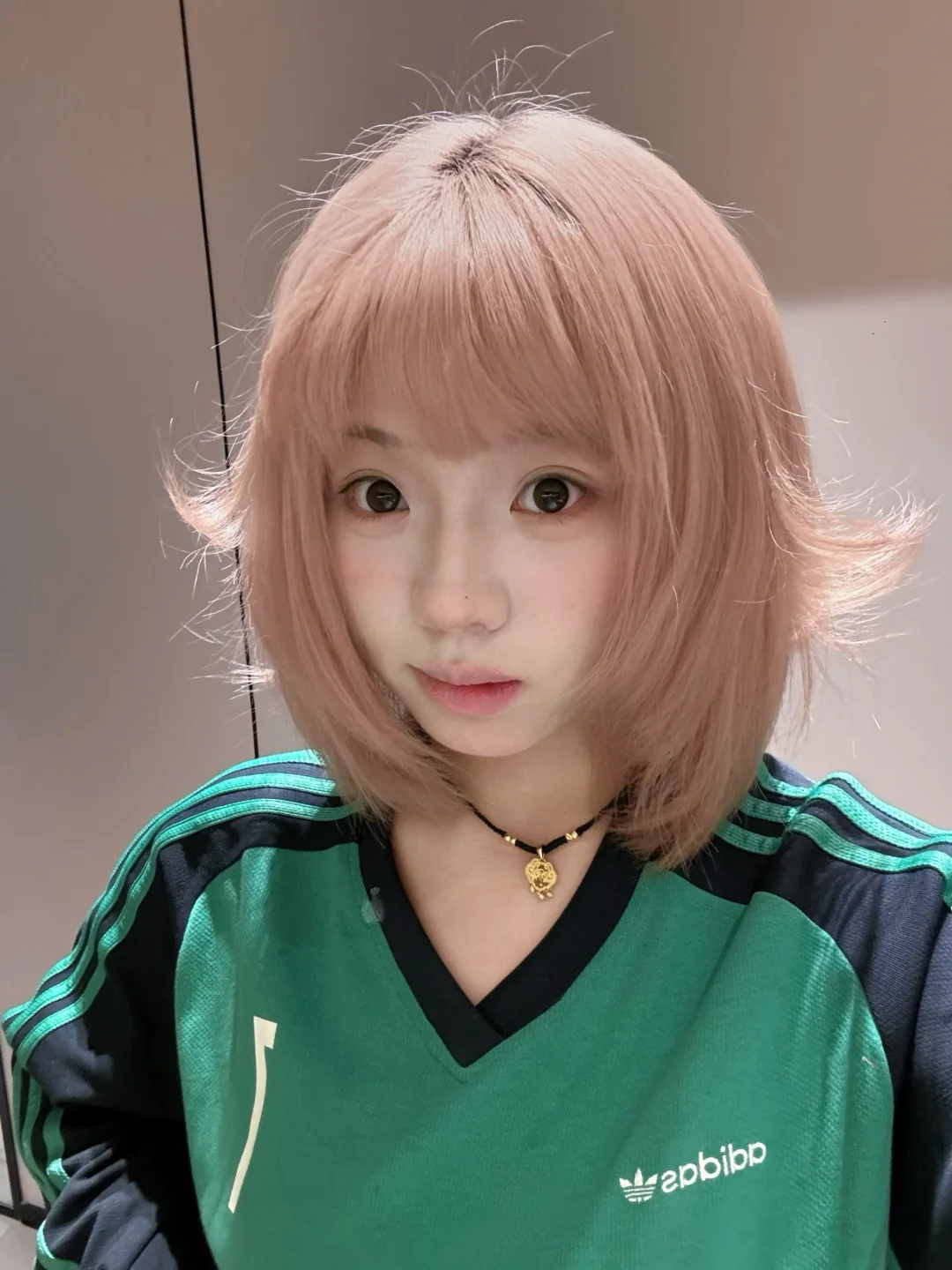 震惊！是什么让某干皮女子对镜疯狂自拍