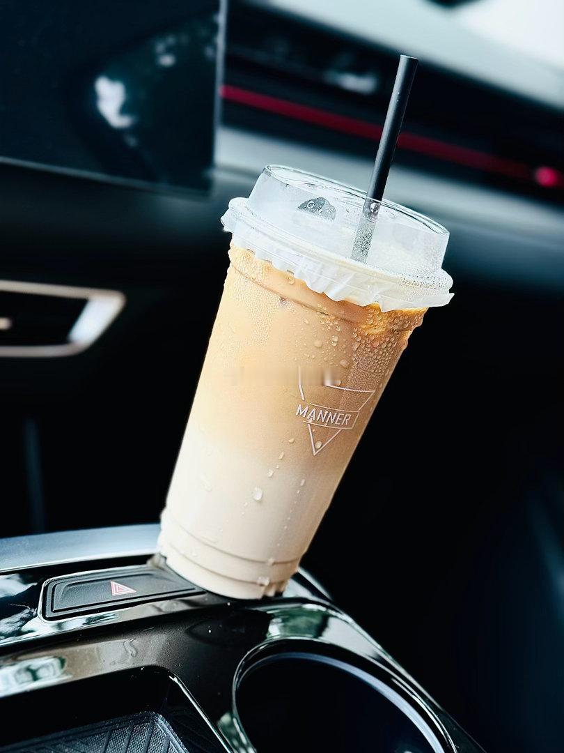 Manner 的杯壁总是这么诚实，每一颗水珠都在说：我很冰，我很爽。  ​​​
