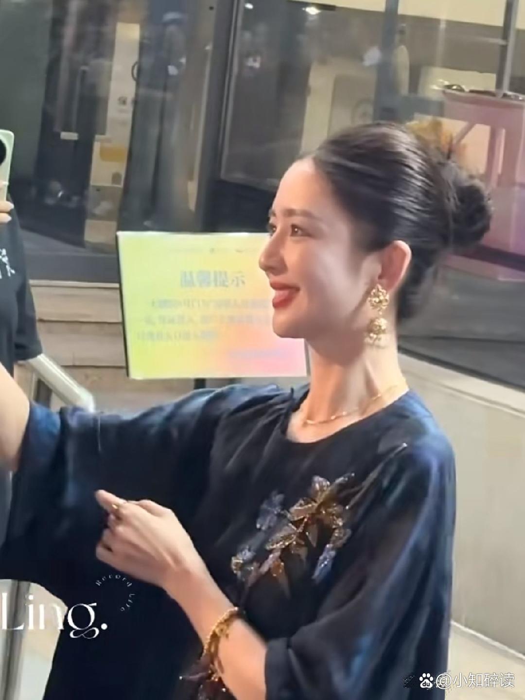 佟丽娅穿这身香云纱真的好漂亮~ ​