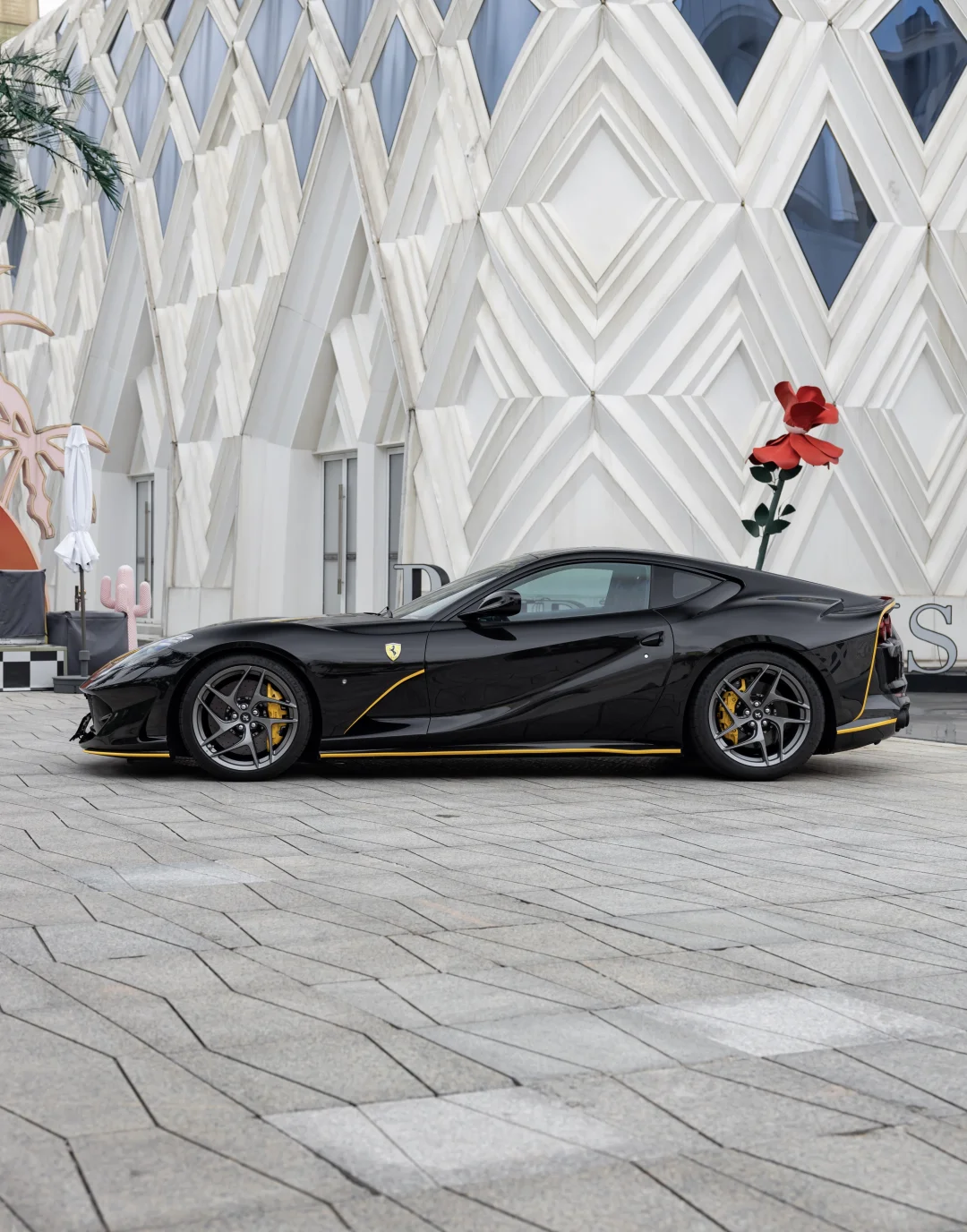 V12自吸绝唱！代托纳黑法拉利812 Superfast，满配碳纤维黑武士
	