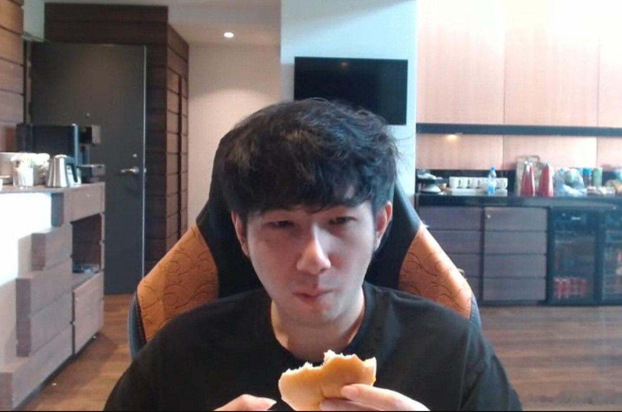森哥：之前一个比赛让选手准备半小时，然后我就在吃汉堡，然后被那个导播保存下来了比赛打一半在那放，杨哥还正好在看那个比赛，打完在群里骂我说没吃过汉堡吗
#dota2# ​