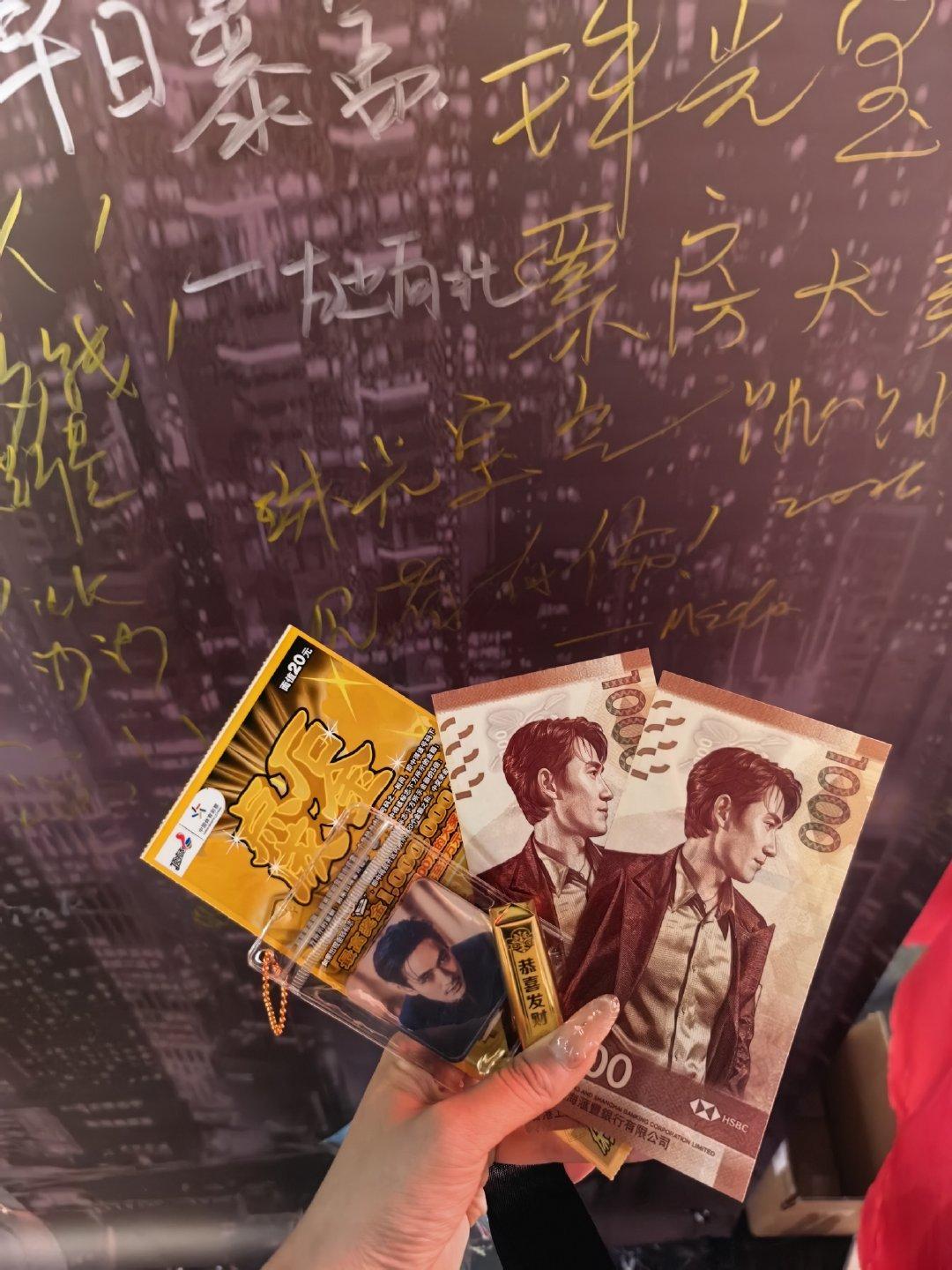 好久没记录过了
都说人过得好的时候是没有那么多心思去表达的
好吧，相对来说，前段时间算是我这几年里过得比较好的日子。
为什么又想记录了呢？
是过得不好了吗？
好像是这样
公司压迫加剧
想买手机买不起，甚至刚问第二天就涨价
今天一天 
猜骰子猜不中，
刮彩票全赔 
回来想吃的店关门
买的摊位小吃 ​
