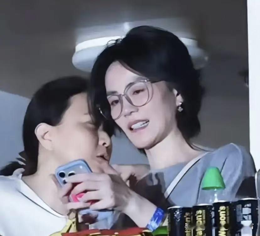 昨晚那英北京演唱会，半个娱乐圈都来了。肖战空降，黄渤拄着拐杖到场，宋丹丹、杨坤、张碧晨全坐台下。但最炸裂的，不是肖战。

是王菲。

她藏在包厢里，全程低调得像个普通观众，直到《相约九八》的前奏响起。57岁的她举着荧光棒，轻轻跟着唱——28年了，这首歌她听了无数遍，但这一次，她在给台上那个人加油。