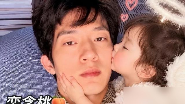 剧组收官不给圆满结局，粉丝直接自己上手剪了个“女儿番外”，把井柏然过往素材全翻出来重新拼。播放量一夜破百万。
这事挺有意思。观众不骂编剧，不刷差评，就闷头剪片子。井柏然和孙千在研讨会上一身黑坐着聊角色，台下粉丝在手机里给他俩安排婚后生活。
井柏然自己说过，西装革履是他理解栾念的入口。粉丝比他还狠