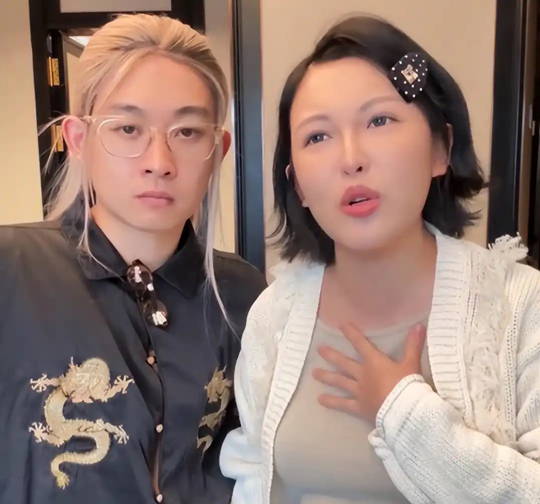 闪婚，闪育后，
张凯毅又宣布在哺乳期离婚！
一切都是凤冠摔坏了的事？

说实话，听到张凯毅说她还在哺乳期的时候离婚，真的很心疼……但是，她说可能是凤冠摔了也有一部分原因，又有点怀疑了……

她说一切都是高估了自己，低估了柴米油盐，但如果没有原则性问题，能在哺乳期离婚，真的不是冲动么？

现在男方彻底