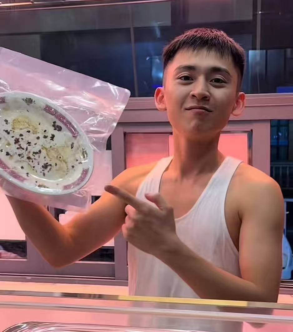 店家把虞书欣吃过的盘子塑封起来了
哥骄傲的眼神不亚于李湘看王诗龄
#虞书欣今天好好吃##虞书欣菜市场红毯##林更新虞书欣早就认识# ​