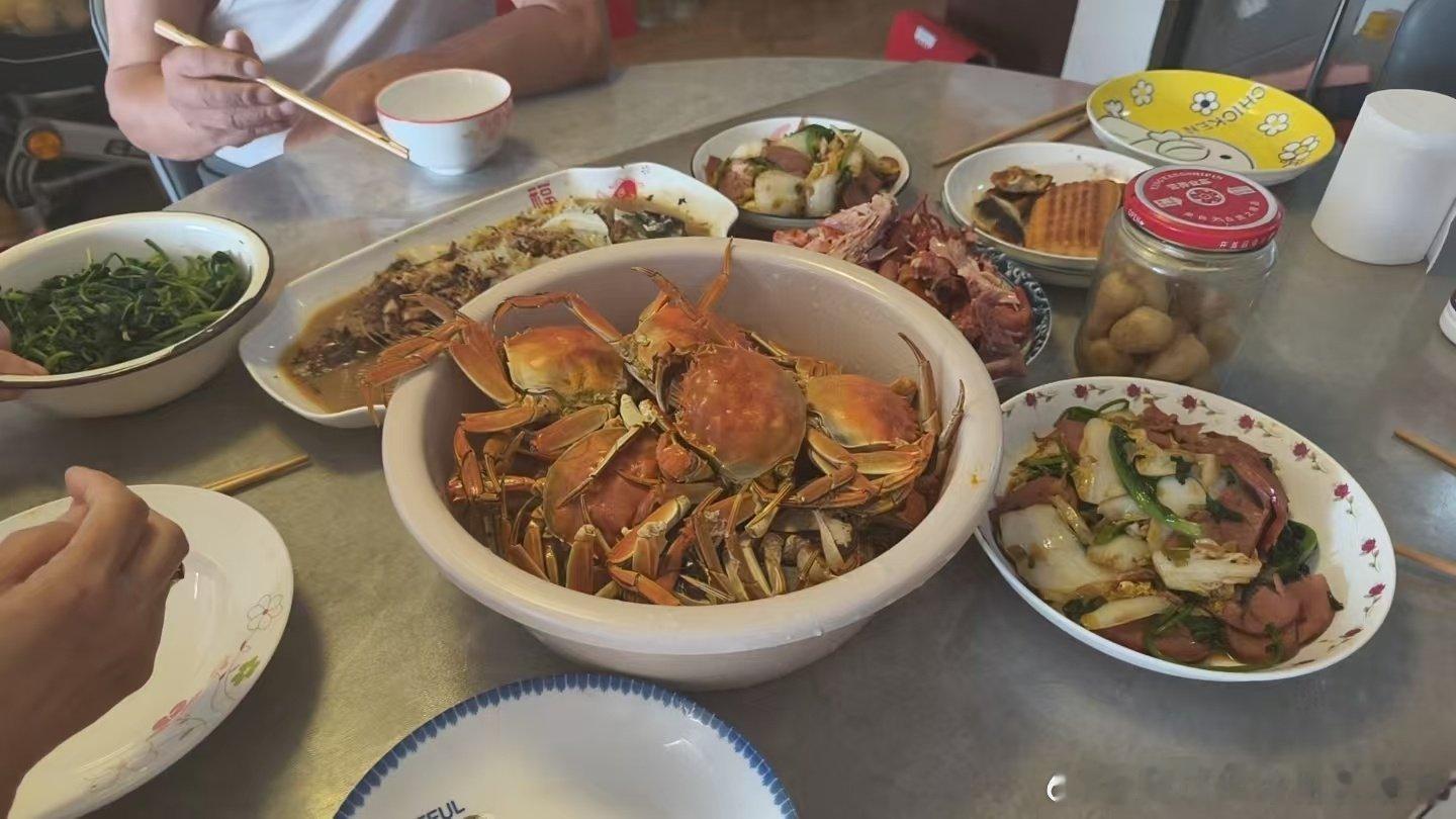 #生活点滴##我的观影记录# 中秋，和父母团聚吃螃蟹打麻将，晚上归家继续看马憩。就是替委屈，你接到的是什么剧本？我想看的是敌我智斗，是捎带疲倦疲惫却信仰坚定手段了得的马憩走过怎样的路程，而不是金秘书和三个男人的故事。 ​