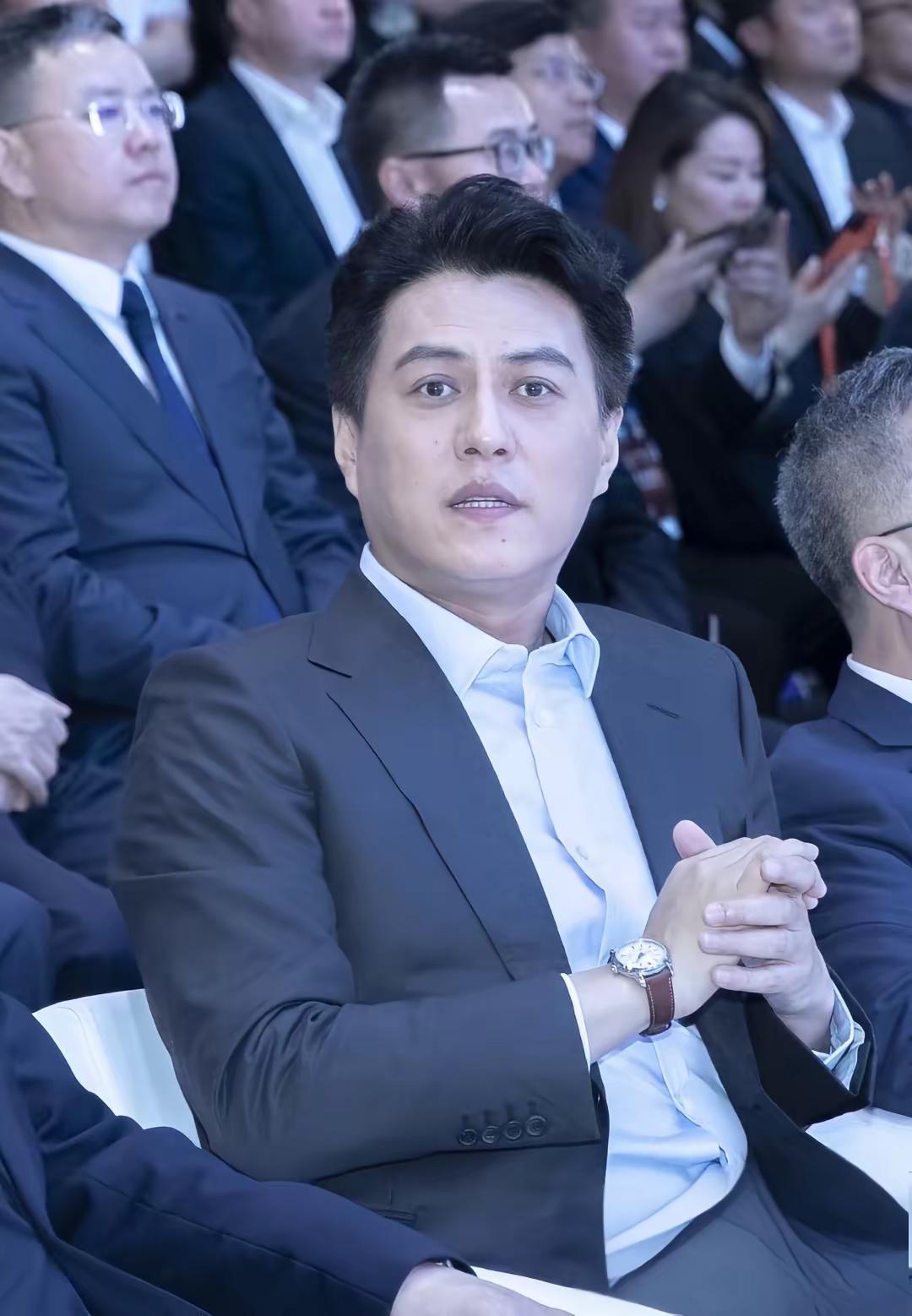 靳东。明星靳东 镜头一怼，魅力翻倍！