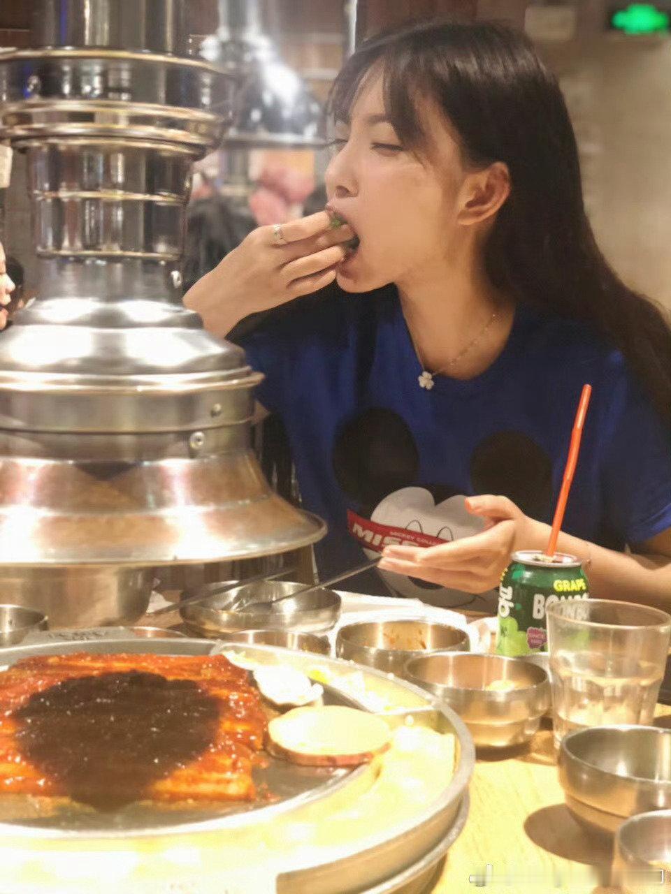 #孟子义# mzy#有点子义思# 

这个女孩教会我关于吃

​