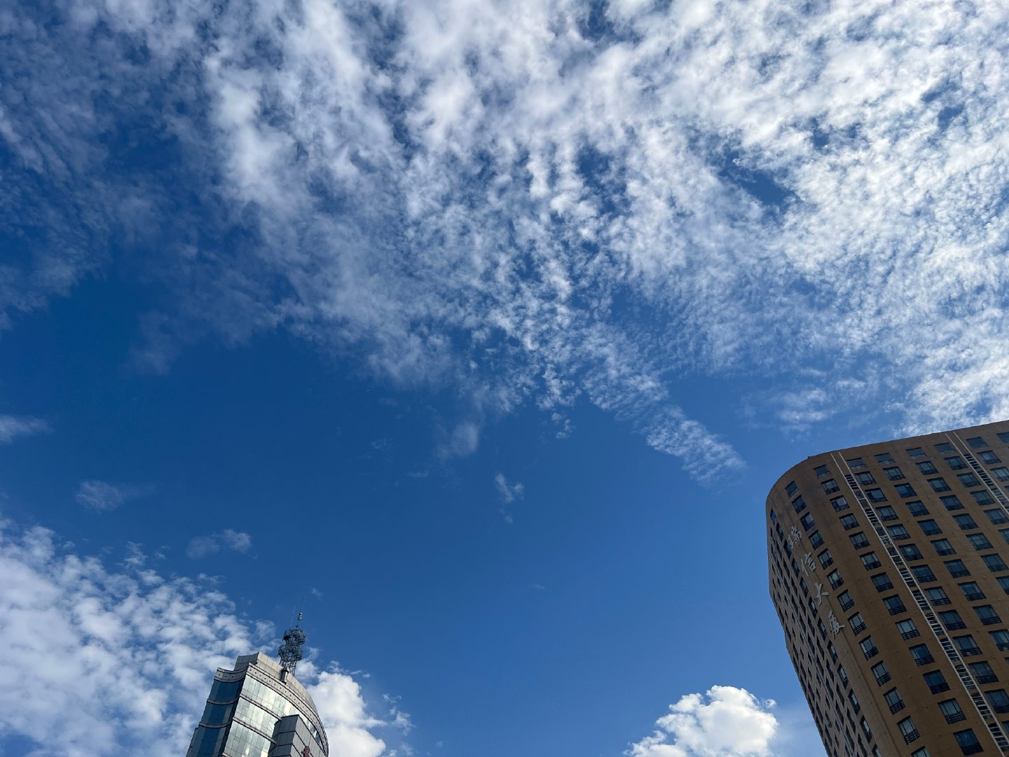 西南财经大学一项家庭金融调查显示，全国家庭存款中位数仅8.7万元，超七成家庭银行存款合计不足10万元，戳破了“人均存款12万”的平均数幻觉。  一、核心数据与统计口径- 存款中位数8.7万元：来自西南