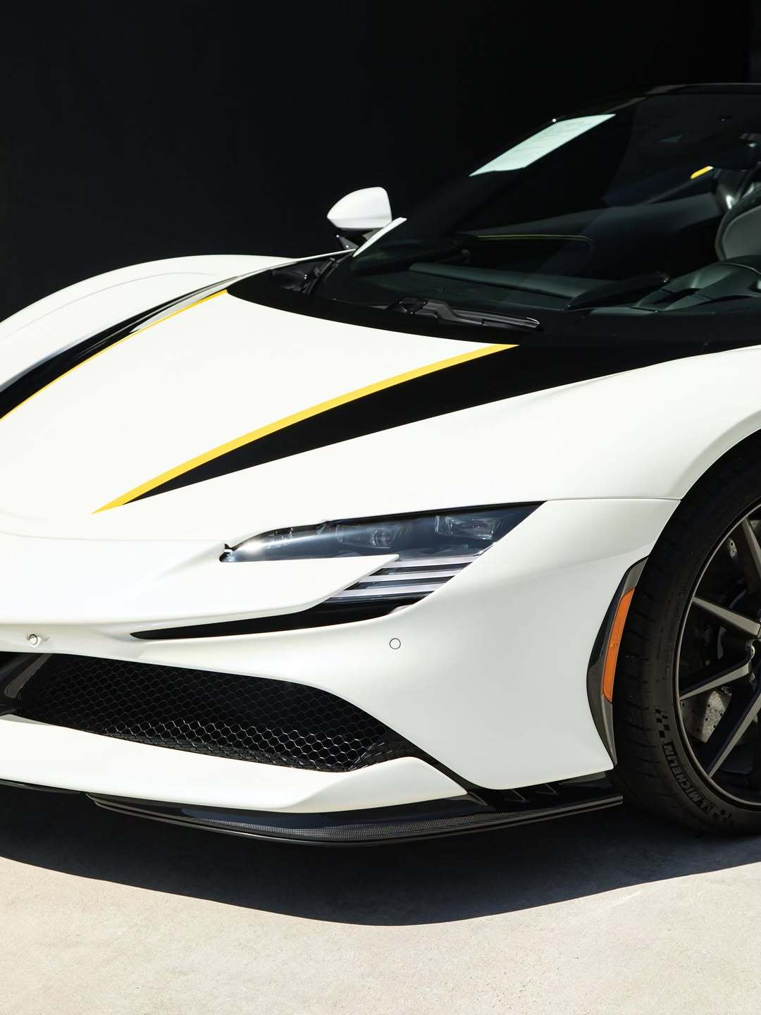 法拉利SF90 Spider Assetto Fiorano，整车采用...