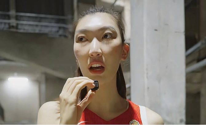 罕见！韩旭谈李月汝错过女篮世界杯:

“很显然，这不是她的错，这肯定是哪个环节出了问题！我跟她发了消息，她情绪比较低落，这件事对她的打击比较大！”

“可以说，我们是并肩作战的战友，看到她这样子，确实比较心疼，李月汝的缺席，源于一个令人扼腕的意外：她的护照在美国邮寄途中遗失，尽管多方紧急协调，最终仍