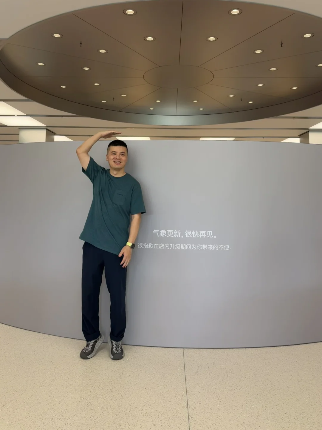 已知Apple上海环贸iapm装修围挡高一米八