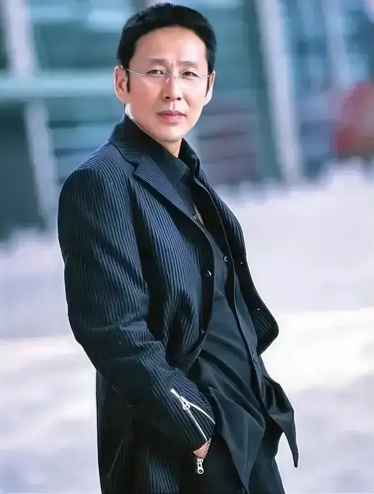 陈道明说：
“没有亲人，你能活；没有朋友，你能活；就算一个人，你也能好好活。可唯