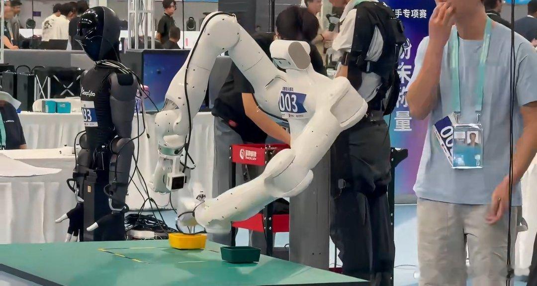 #智元获机器人运动会金牌奖牌双第一#
人形机器人运动会赛事落下帷幕，智元参赛队伍表现亮眼，拿下18金16银，在精细操作、实景作业、运动竞技多个项目中稳定发挥，展现了人形机器人技术产业化的亮眼进展。#智元人形机器人夺18金16银# ​