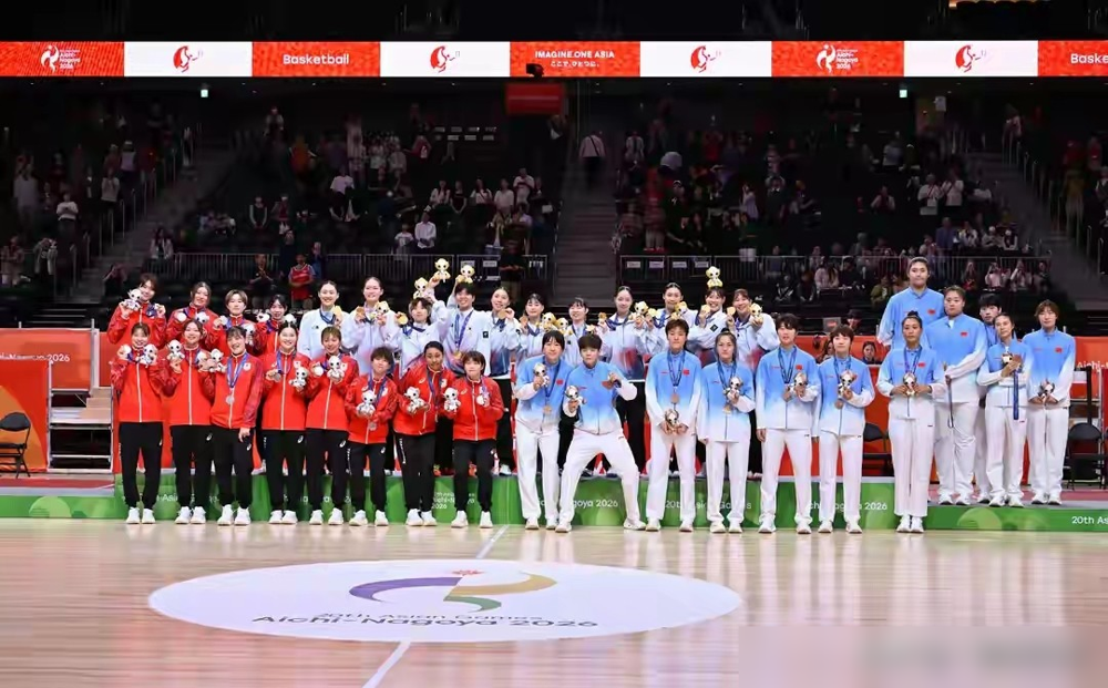 上半场领先19分，差点让日本女篮在主场翻了盘。
名古屋这场决赛，韩国女篮末节被追到只剩2分，最后硬是靠罚球75-70摁住了日本。
同一天，韩国男篮也把日本男篮干了。男女篮双杀东道主，这剧本没几个人敢提前写。
更狠的是，韩国女篮赛前根本不是夺冠热门。朴智秀、朴智贤两个核心没来，主教练朴秀浩自己都