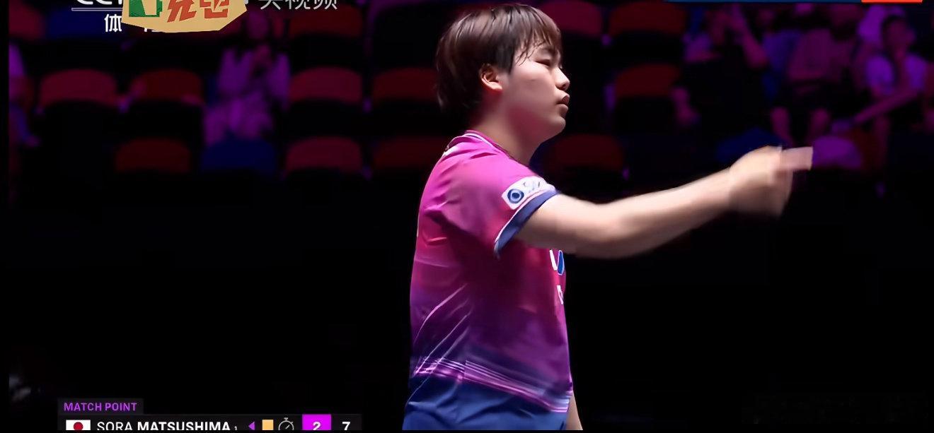 #松岛辉空闹脾气#
球打得厉害，脾气来得更快。混双，从来不是一个人的事。 ​