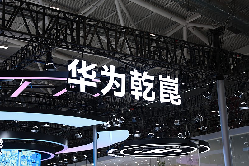十万级就能拥有华为乾崑智驾！
星海V6正式上市，起售价9.99万，大六座SUV，搭载华为乾崑ADS 5 SE。
 
以前华为乾崑智驾，基本都是二十万以上车型才有。现在直接下放到十万价位，普通家庭也能体验智能辅助驾驶。
 
大六座布局，全家出行不拥挤，兼顾日常代步和长