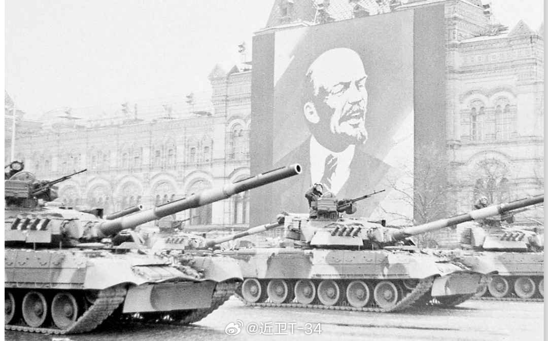 1990年，莫斯科最后的十月革命阅兵，T-80UD。#烽火问鼎计划# ​