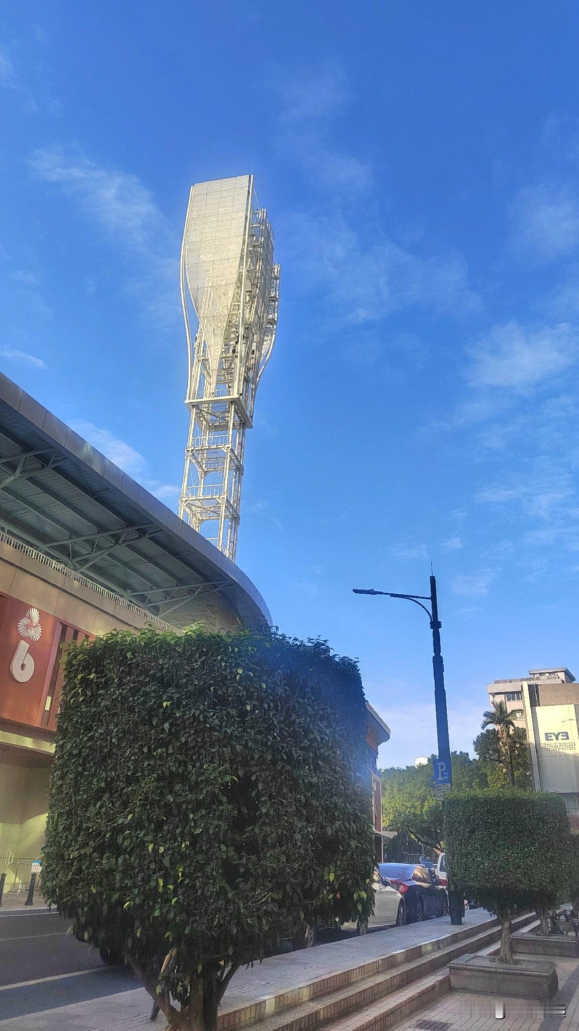 广州越秀区真是个出片的好地方！之前我去北较场，抬头就能看到耸立在蓝天白...