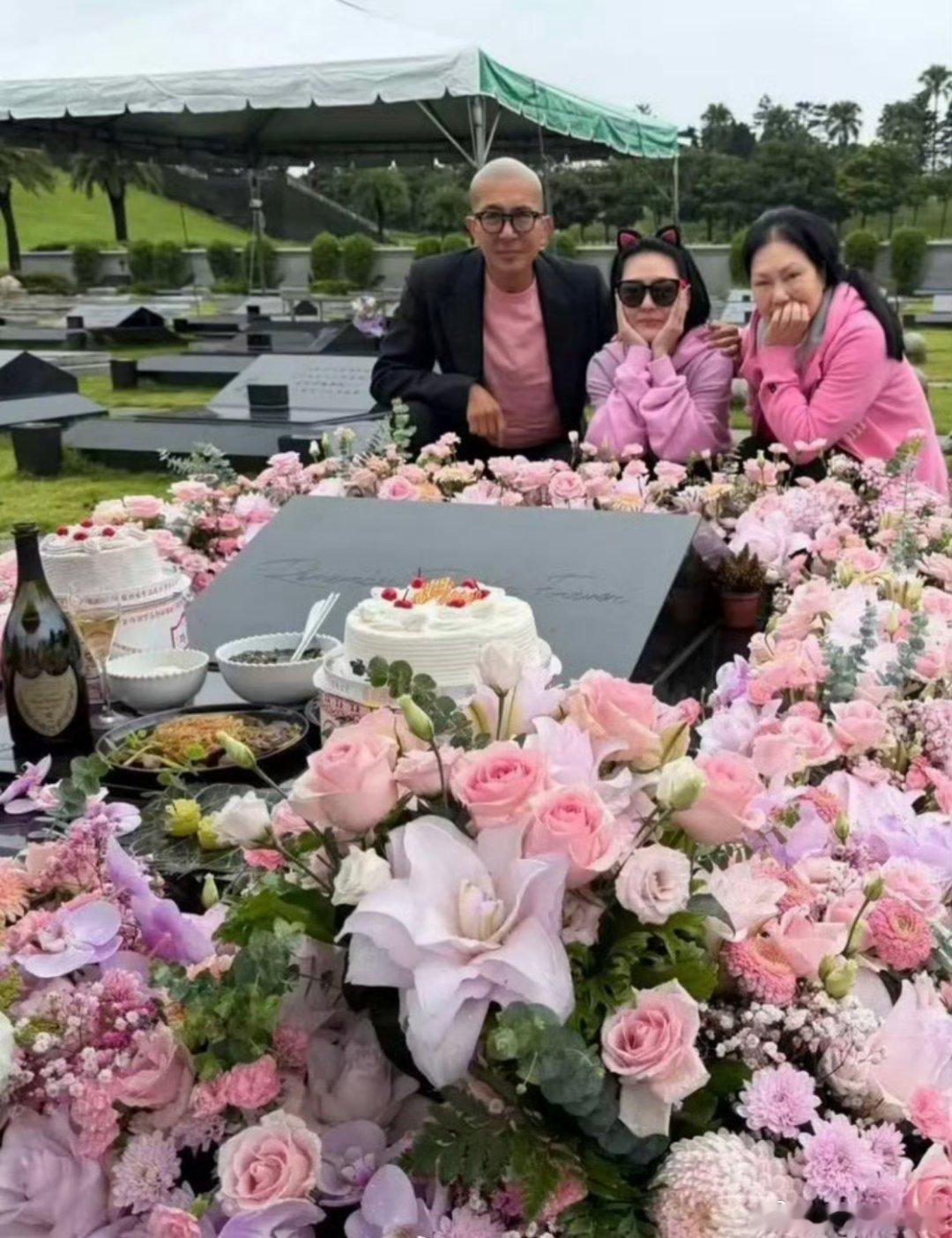 #小S与S妈具俊晔去墓地为大S庆冥诞#
10月6日是大S（徐熙媛）48岁冥诞，小S在社交平台晒出墓园现场照片：小S、S妈、具俊晔，还有好友陈建州、范玮琪一同到墓地，为大S庆生。
 
墓碑周围摆满粉玫瑰、绣球花海，桌上备好大S生前喜爱的香槟、蛋糕，还有几道家常菜，众人围坐在墓碑旁，又哭又笑聊天、唱歌， ​