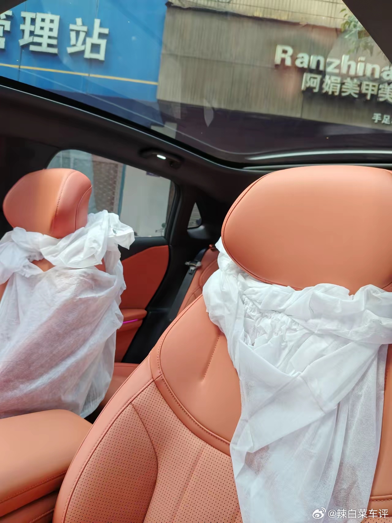 历时一个月选定11‑14万家用纯电SUV，对比零跑C10、比亚迪元UP等车型，最终入手深蓝S05 520智臻版。
 
2880mm轴距后排宽敞地板纯平，配有前备箱；后置后驱搭配FSD悬架行驶稳，全系3C快充15分钟实现30%-80%补能。无框车门颜值出众，360全景、外放电配齐，版本额外拥有座椅通风加热按摩、AR‑HUD、电动尾 ​