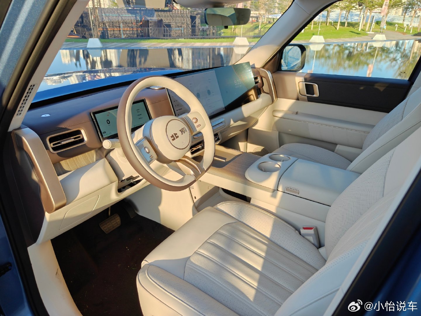 #星钽5X大大方方自有高光#北汽星钽5X开始预售啦，13万起，16万以内就能拿下带华为智驾的方盒子！
插混版本纯电续航310公里，日常通勤一周充一次电，长途加油就行，没有里程焦虑；纯电版能跑625公里。华为智驾帮你跟车、变道、停车，开着省心。
还有四驱带锁，多种地形模式，烂路也能跑。车身结构结实，经过各种极端环境测试。